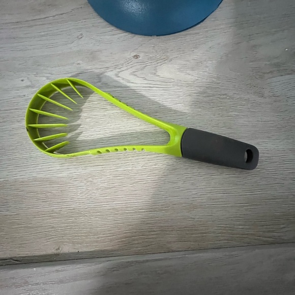 Green flexible, avocado slicer. - Picture 3 of 6